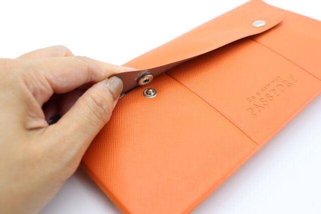ダイソー パスポートケース（ボタン付） ボタン