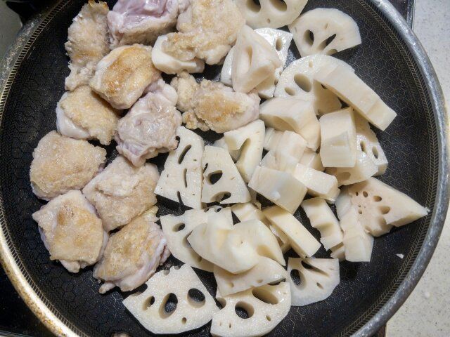 鶏もも肉を、皮目を下にして入れ、焼き色が付いたら裏返して片側に寄せ、れんこんを加えて焼き付けます。