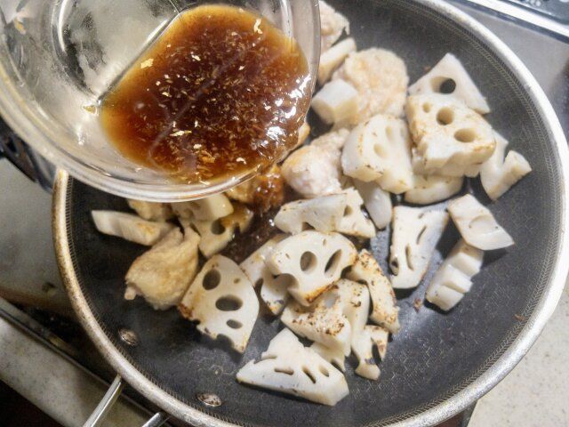 全体を炒め合わせて合わせ調味料を加えます。