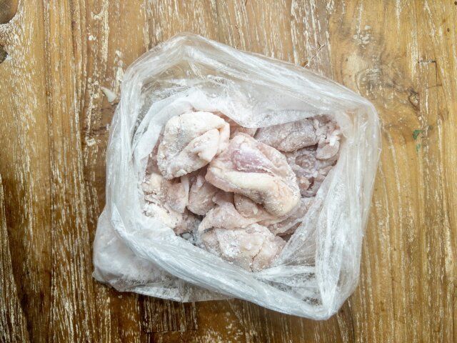  鶏もも肉は一口サイズにカットしてポリ袋に入れ、酒・塩を加えて袋の外から揉み込み、焼く寸前に片栗粉を加えて袋を振り、全体に片栗粉をまぶします。