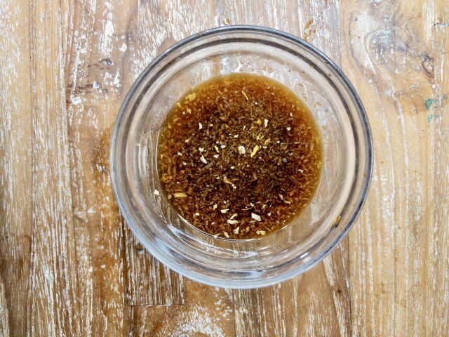 合わせ調味料の材料を混ぜ合わせておきます。