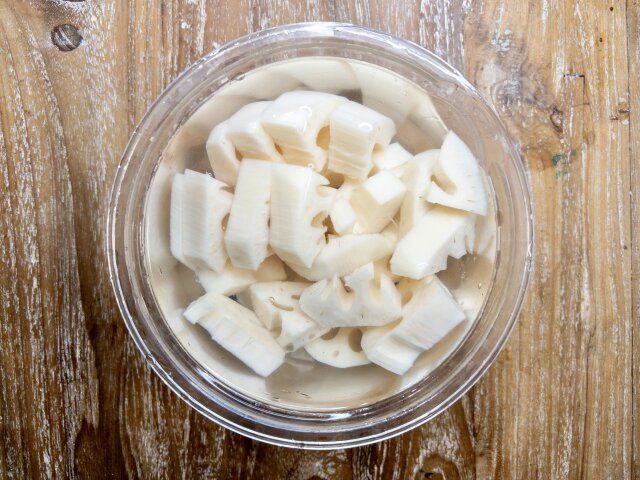 れんこんは皮を剥き、7mmの半月切り（大きさによってはいちょう切り）にし、酢水（水1リットルに対して大さじ1杯の酢）に5分ほど晒す