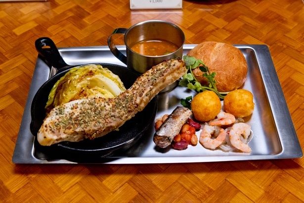 焚き火料理 ポーク、ワイルドハーブ、シルドニンニク。分厚い豚肉でボリューム満点