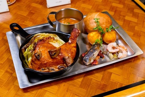 焚き火料理 チキン、ゴチソウダケ、モンスターチリ。シーフードも添えられているのがうれしい