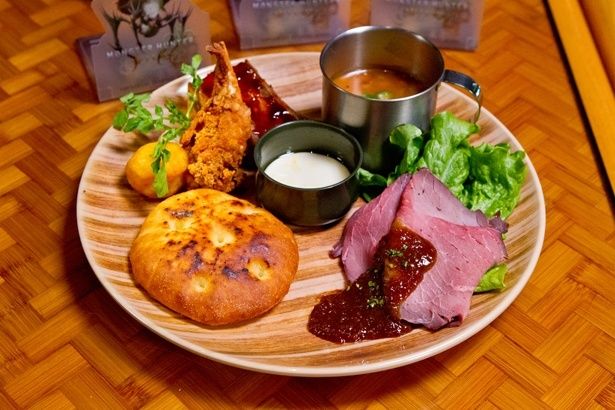 モンスターハンター・ワイルズ×USJ限定コースターセット。スージャ料理風のお肉やチーズナンを再現した品が勢ぞろい
