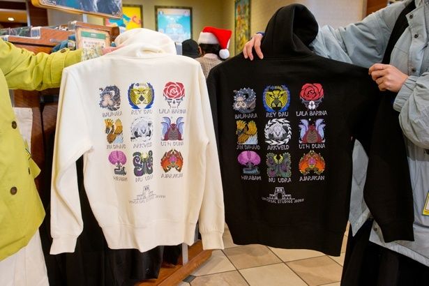 プリントは同じだが、白と黒で印象が異なる。2人で着るのもおすすめ