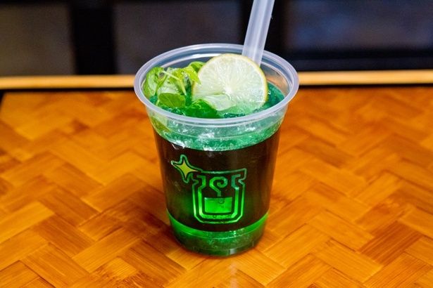 回復グレート キウイ、紫蘇、はちみつ、ソーダ。インパクト抜群の緑の見た目に反し、すっきりして飲みやすい