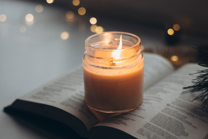 本とキャンドル 12月イメージ