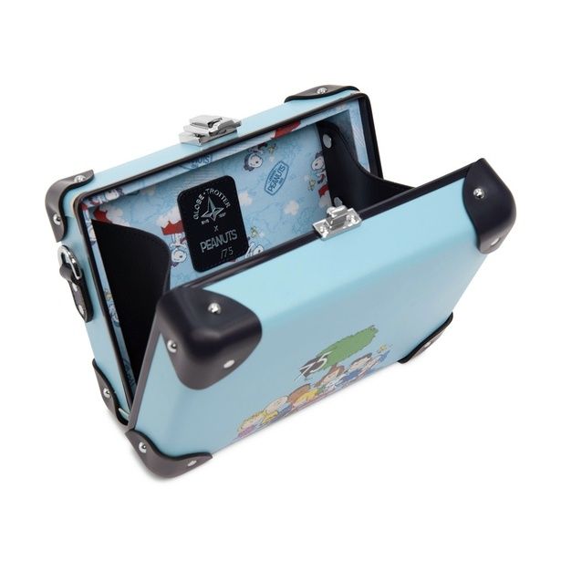 内装には世界75個の証、シリアルナンバー入りレザーパッチを配置