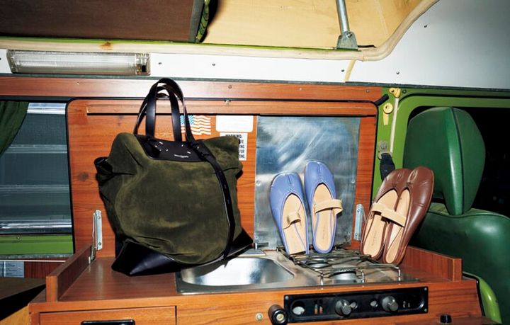 右：ミュール［H0.5］各￥172,700、左：バッグ［H42×W44×D11］￥330,000（すべてメゾン マルジェラ／マルジェラ ジャパン クライアントサービス）