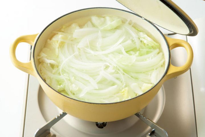 ふたをしてじっくりと蒸し煮にすることで、野菜のうまみを引き出す。