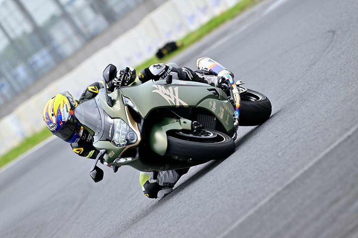 【スズキ 隼 Build by AELLA】気遣いが創り上げた圧巻の高バランス【青木宣篤インプレッション】