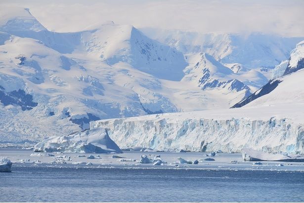 「南極」と「北極」どっちが寒い？ちがいはあるの？ （C）sannkou／PIXTA