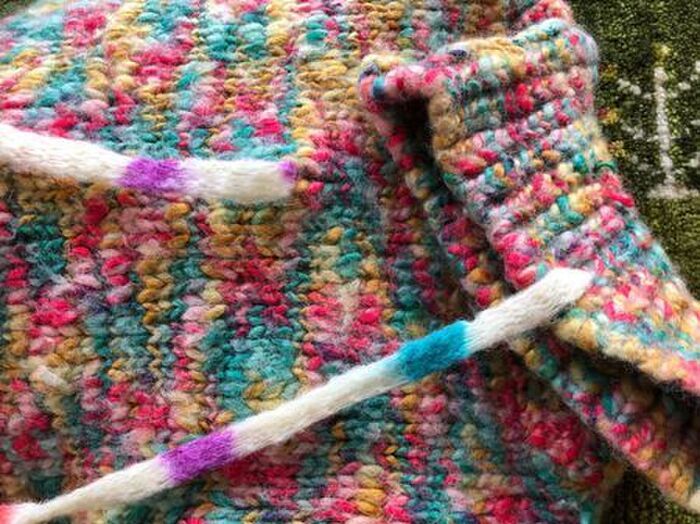 お気に入りのセーターが「冬の必需品」にかわいく大変身♡【簡単リメイク】