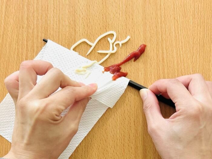 マヨやケチャップをこぼしたときは→まるで〈実験みたいなお掃除術〉で一瞬でピカピカに！