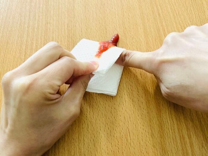 マヨやケチャップをこぼしたときは→まるで〈実験みたいなお掃除術〉で一瞬でピカピカに！