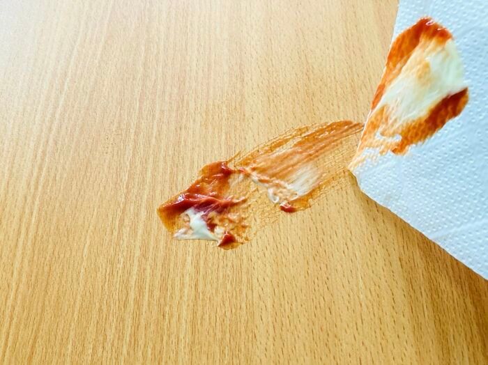 マヨやケチャップをこぼしたときは→まるで〈実験みたいなお掃除術〉で一瞬でピカピカに！