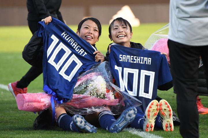 画像: 2018年に行われた鮫島さんと熊谷の国際Aマッチ100試合出場記念セレモニー (C)Getty Images