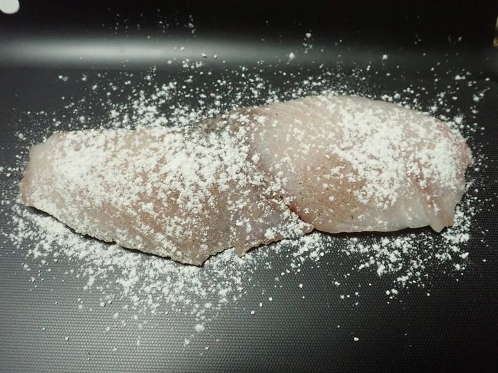 DAISO(ダイソー)：小麦粉ふりふりストッカー