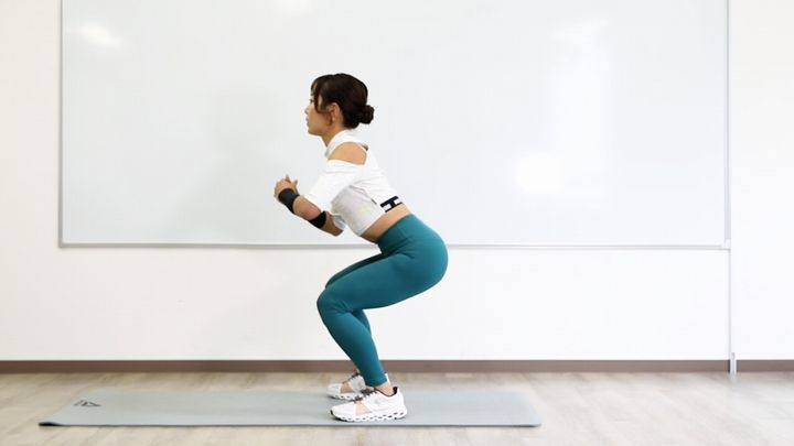 ハーフアップダウンスクワットのやり方3 左膝を床から離して立てる