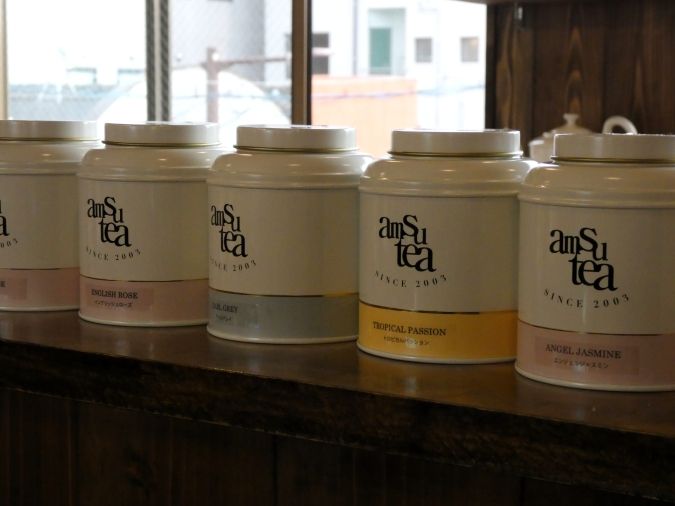 TEA ROOM flower bird 紅茶が並ぶ様子