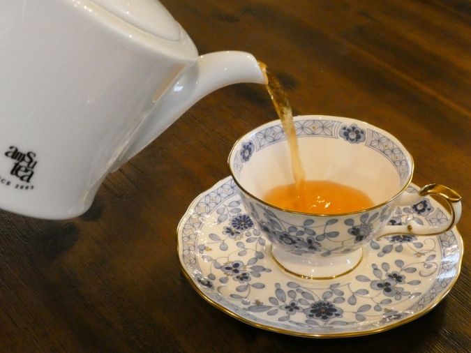 TEA ROOM flower bird 紅茶を注ぐ様子