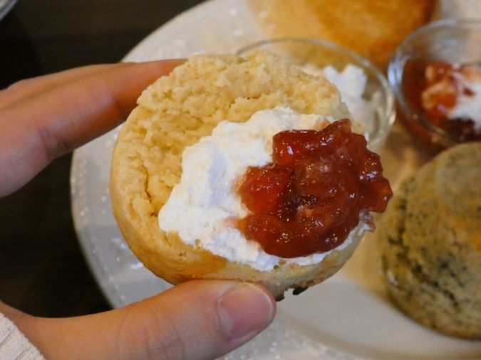 TEA ROOM flower bird スコーンにクリームとジャムを付けた様子