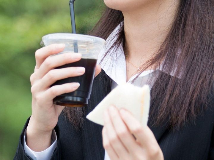 【管理栄養士が解説】「食事制限しているのに痩せない……」 ダイエット停滞の原因は、隠れ高カロリーなコンビニ食品かもしれません。具だくさんサンドや買いがちなドリンクなどの注意すべきアイテムと、代わりになる低カロリーアイテムをご紹介します。（※画像：shutterstock.com）