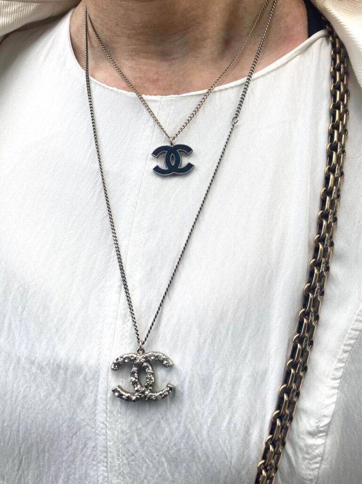 『CHANEL』のペンダントを重ね付けして華やかに。