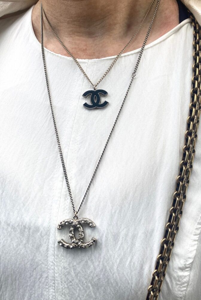 『CHANEL』のペンダントを重ね付けして華やかに。