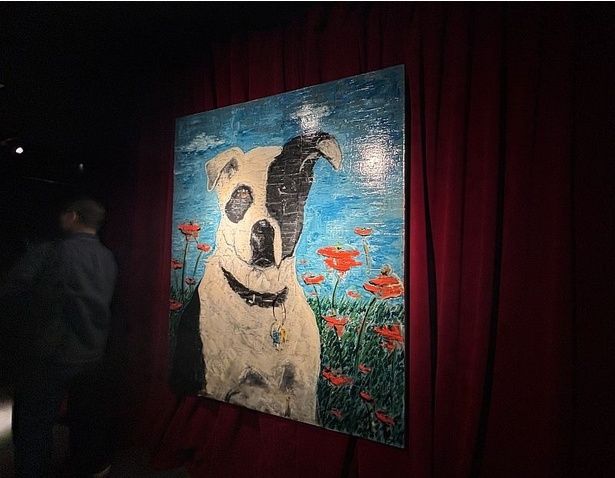 愛犬を描いた大きな絵画