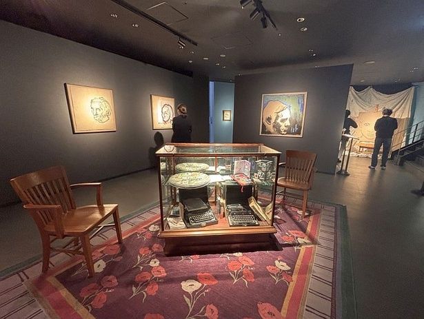 デップは“きれいな美術館に自分のアートを置く”ことにアレルギー反応を示したそう。そこで、“ボヘミアンシックな内装・デップらしくカオスに満ちた内装”で展示をすることになったという