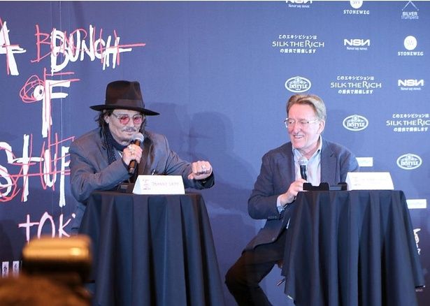 「今日も手に青いペンキを付けています」と暴露されると、「ちゃんとシャワーを浴びてきたからキレイですよ」とデップ