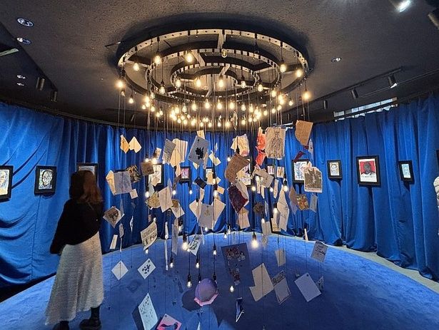 20代前半から現在にいたる60点以上の作品が、5つの異なる空間で展示されている