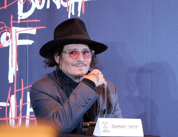  フォトコールに応じるデップ