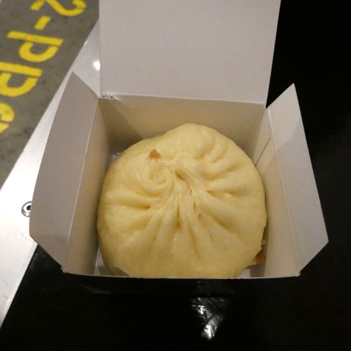 出来たての豚まんを頬張る！