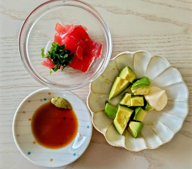 マグロの刺身とアボカド