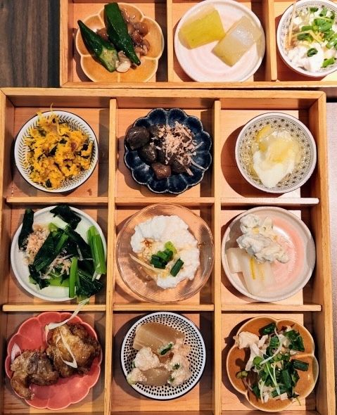 小皿にのった食事