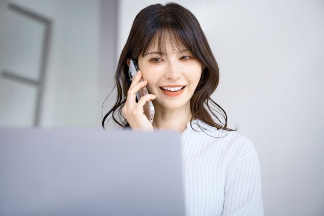 電話している女性