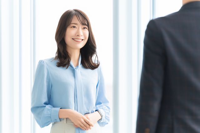 ビジネスの場で笑顔の女性