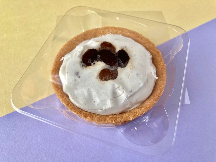 「リピ確定！」「大満足！」【ファミマ】ラムレーズンもクリームもめちゃウマなタルト