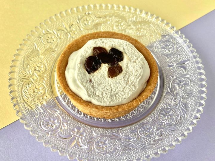 「リピ確定！」「大満足！」【ファミマ】ラムレーズンもクリームもめちゃウマなタルト