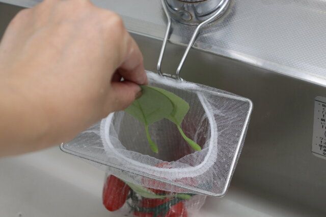 蛇口につけるステンレス水切りネットホルダー 使用例