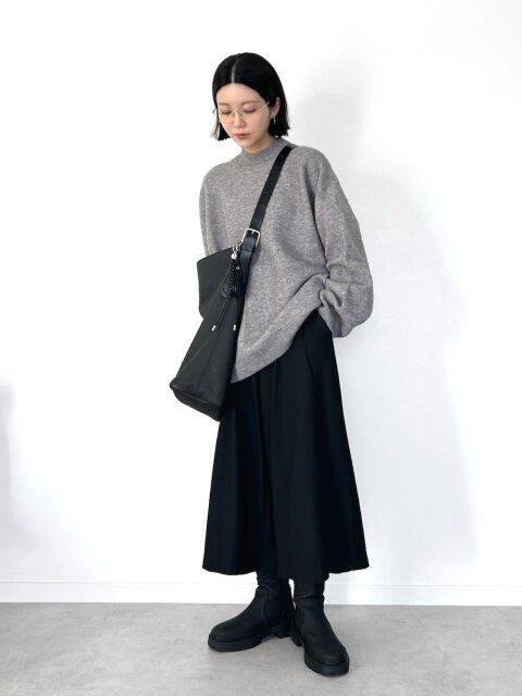 2025冬大人女性グレーニットシンプルモノトーンコーデ