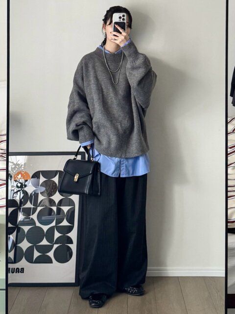 2025冬大人女性グレーニットブルーシャツレイヤードコーデ