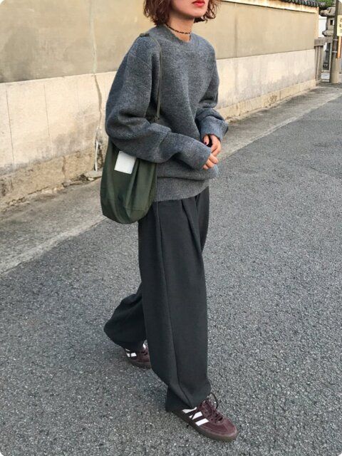 2025冬大人女性グレーニットワントーンコーデ