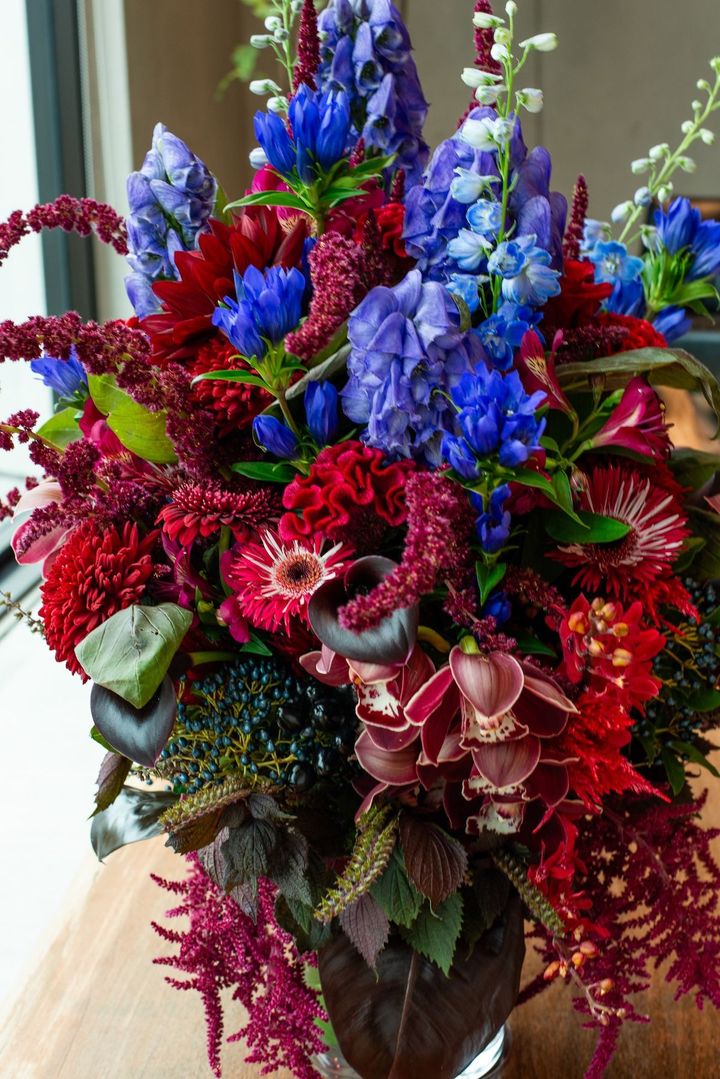 花を愛する創業者ドリスのときからコラボレーションを続けてきた、フラワーアーティスト東信によるアレンジメント。クロスナーのデビューコレクションが色彩の着想源に。