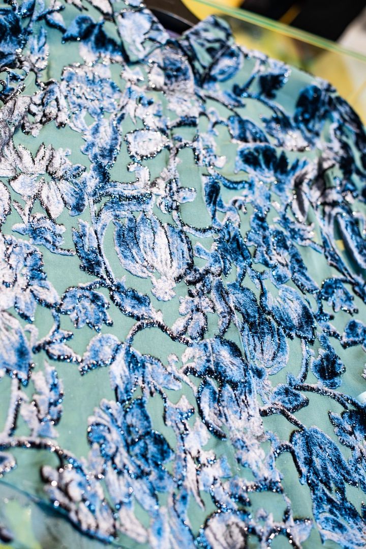 立体的なジャカードで表現したブルーの花柄モチーフ。シャツ ¥245,300