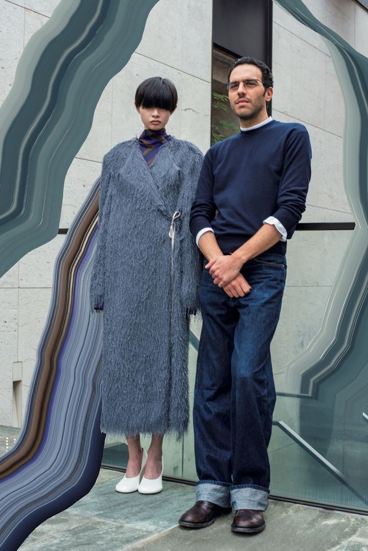 糸の一本一本が生む揺らぎにクラフツマンシップの温度が宿る。コート ¥343,200 シャツ 参考商品 シューズ ヒール9cm ¥156,200