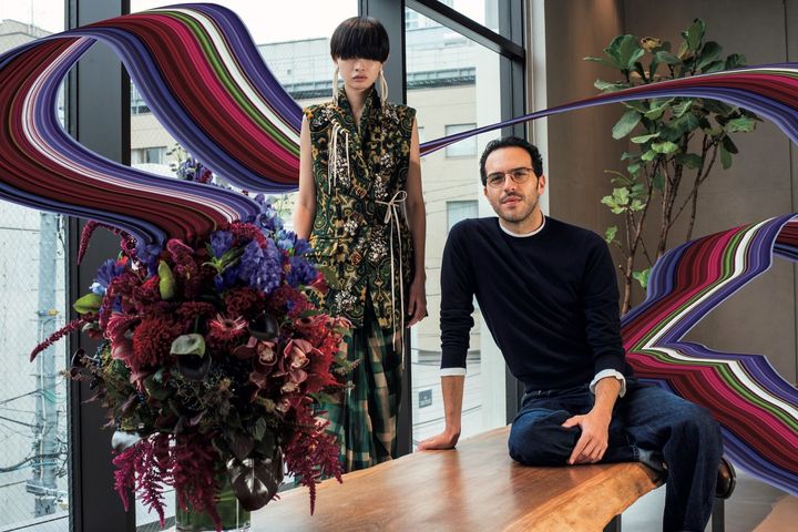 ジャカードの上に施された装飾が手仕事の記憶を静かに語る。ジャケット ¥585,200 スカート ¥183,700 イヤリング ¥82,500